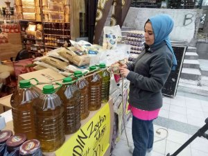Gözüne Kestirdiği Zeytinyağlarını Çalan Hırsız Kamerada
