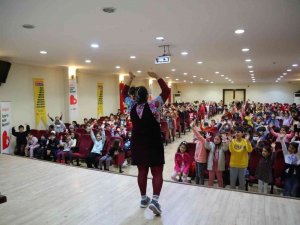 Bayraklılı Çocuklar Tiyatroyu Sevdi