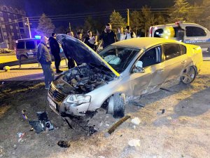 Kontrolden Çıkan Otomobil Bariyerlere Çarptı: 1 Yaralı