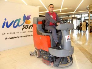 Avm Çalışanı Bulduğu İçi Para Dolu Cüzdanı Sahibine Ulaştırdı