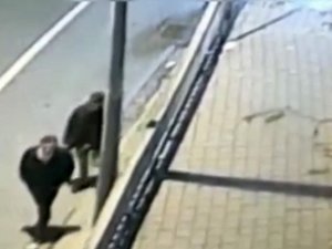 İ̇stanbul’da ’Silkeleme’ Yöntemiyle Yankesicilik: Hırsızlar Çaldığı Telefonu Takside Düşürdü
