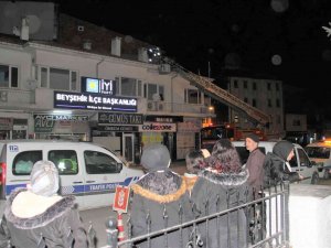 Konya’da İtfaiye Ekiplerinin Çatıda Mahsur Kalan Kediyle İmtihanı