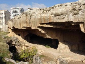 Mardin’de Şehrin Merkezindeki Mağaralar Dikkat Çekiyor