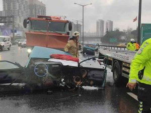 Tem Otoyolu’nda Kaza Yapan Otomobil İkiye Bölündü: 2 Yaralı