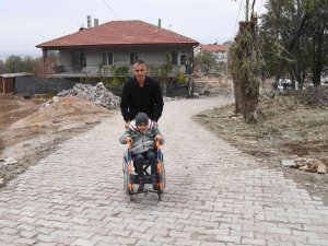 Yüzde 94 Bedensel Engelli Yusuf İçin Yola Kilit Parke Taşı Döşendi