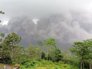Endonezya’daki Semeru Yanardağı Yeniden Harekete Geçti