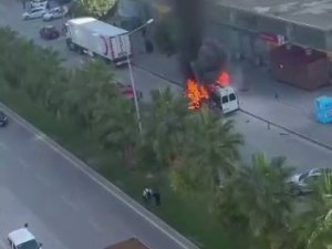 Adana’da Minibüs Alevlere Teslim Oldu
