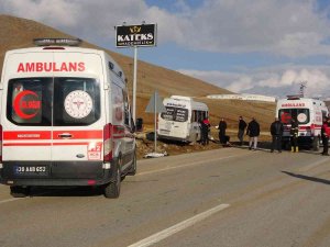 Taziyeye Gidenleri Taşıyan Minibüsle Kamyonet Çarpıştı: 10 Yaralı
