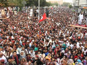 Pakistan’da Coşkulu Kalabalık Sindh Kültür Günü Kutlamalarında Bir Araya Geldi