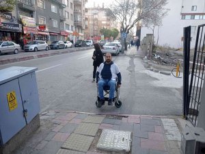 Engelli Hastalarının Çektiği Sıkıntıyı Anlamak İçin Sokakta Tekerlekli Sandalyeye Bindi