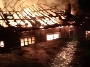 İ̇ki Katlı Ahşap Ev Alevlere Teslim Oldu