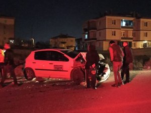 Kontrolden Çıkan Araç Park Halindeki Otomobile Çarptı: 2 Yaralı