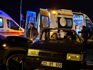 Suv Model Araç İle Otomobil Çarpıştı: 3 Yaralı