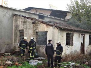 Bimekan Şahısların Yaktığı Ateş Az Daha Metruk Binayı Ateşe Veriyordu