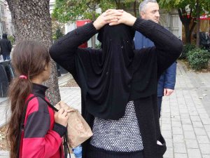 Çöpten Yemek Yeme Numarası Yapan Dilenciler Yakalandı