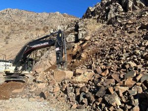 Hakkari’de Heyelan Ve Kaya Düşmesi Sonucu Hasar Gören Yolda Çalışma