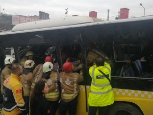 İ̇stanbul’da İ̇ett Otobüsü İle Tramvay Çarpıştı