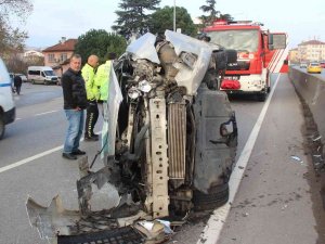 Bariyerlere Çarpıp Yan Yatan Otomobil Hurdaya Döndü