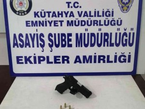 Kütahya’da Bir Kişinin Üzerinde Ruhsatsız Tabanca Ele Geçirildi
