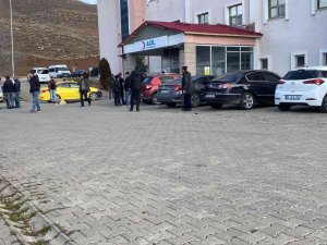 Karlıova’da Öğrenci Servisi Kız Kardeşlere Çarptı: 1 Ölü, 1 Yaralı