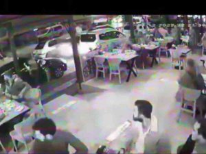 Polisten Kaçan Şüpheliler 4 Otomobile Çarparak Durabildi