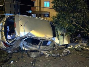 Otomobil Evin Bahçe Duvarına Çarptı: 5 Ağır Yaralı