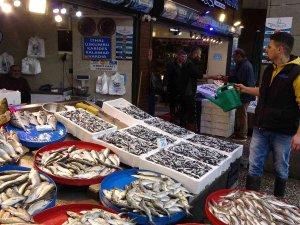 Hamsi Trabzon Açıklarına Ulaşınca Tezgahlardaki Yerli Hamsiye İlgi Arttı