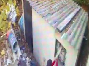 Arnavutköy’de Bir İşyerinin Deposundan Malzeme Çalan Şahıs Kamerada