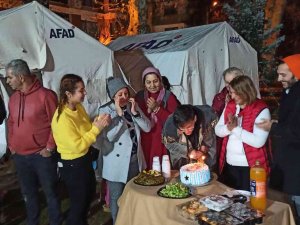 Çadır Kentte Sürpriz Doğum Günü Kutlaması