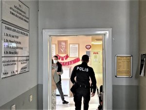 Magandaların Silahından Çıkan Kurşunlar Doktorun Odasının Camına İsabet Etti