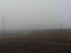Yüksek Gerilim Hattı Üzerine Çöken Sis Güzel Manzara Oluşturdu