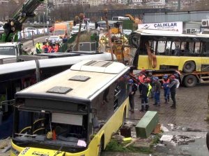Alibeyköy’de 33 Kişinin Yaralandığı Kazanın Ardından Otobüsü Ve Tramvayı Kaldırma Çalışması Sürüyor
