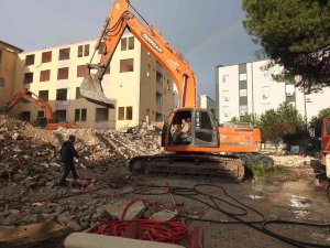 Balıkesir’de 50 Yıllık Devlet Hastanesi Yıkılıyor