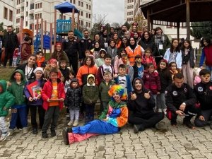 Depremzede Çocuklara Boyalı, Müzikli Moral