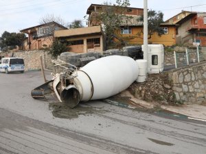 Dönüş Yapan Beton Mikseri Devrildi, Sürücü Yara Almadan Kurtuldu