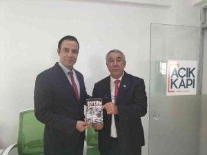 Serdar Ünsal, Selçuk Alakan’a Soykırım Kitabını Hediye Etti