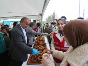Başkan Sandıkçı’dan Gençlere Salep Ve Simit İkramı