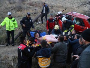 Gümüşhane’de Otomobil 20 Metre Yükseklikten Şarampole Yuvarlandı: 2 Yaralı
