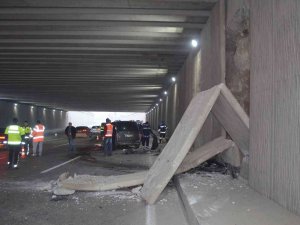 5 Araçlı Trafik Kazasında Tünelin Beton Blokları Devrildi