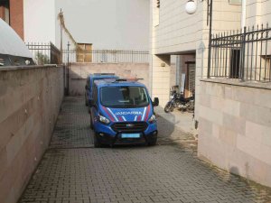 İ̇zmir’de Komşular Arasında Bıçaklı Ve Sopalı Kavga: 1’i Ağır 3 Yaralı