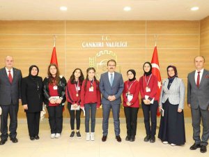 Vali Ayaz Mesleki Girişim Maratonu Birincisi Öğrencilerine Kitap Hediye Etti