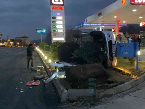 Sürücünün Devrilen Otomobilden Yara Almadan Kurtulduğu Kaza Kamerada