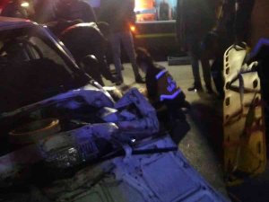 İ̇zmir’de İki Araç Kafa Kafaya Çarpıştı: 4 Yaralı