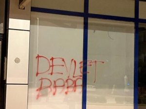 Zincir Marketin Camını Taşla Kırıp “Devlet Baba” Yazdılar