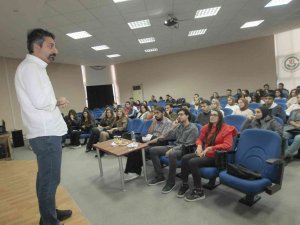 Seslendirme Sanatçısı Şelli: "Vurgu Ve Tonlama, Etkili İletişimde Önemli Faktördür"