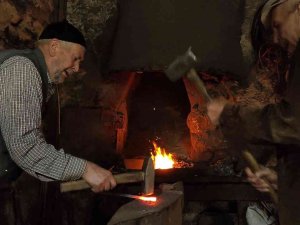 80 Yaşında 30 Köyün Tarım Aleti İhtiyacını Karşılıyor