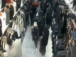 Fatih’te Çocuğa Hırsızlık Yaptırdılar: O Anlar Güvenlik Kamerasında