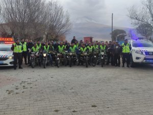 Trafik Jandarması Motosiklet Sürücülerine Reflektif Yelek Dağıttı