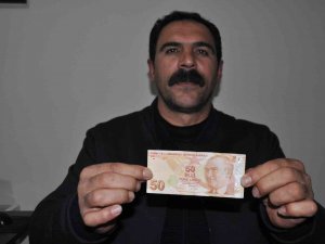 50 Lirada Sıfır Olmadığını Parasını Sayarken Fark Etti