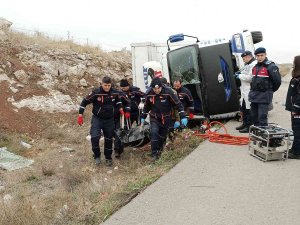 Nakliye Kamyonu Devrildi, 1 Kişi Hayatını Kaybetti